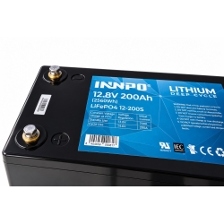 Détail des bornes et connexions de la batterie INNPO LiFePO4 12,8V 200Ah. Détail des bornes et connexions de la batterie INNPO LiFePO4 12,8V 200Ah.